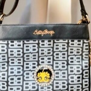 BN BETTY BOOP CROSS BODT PURSE
Discover elegance with this black and white cross
